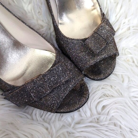 Stuart Weitzman bronze silver glitter bow peep toe heels - Picture 3 of 7